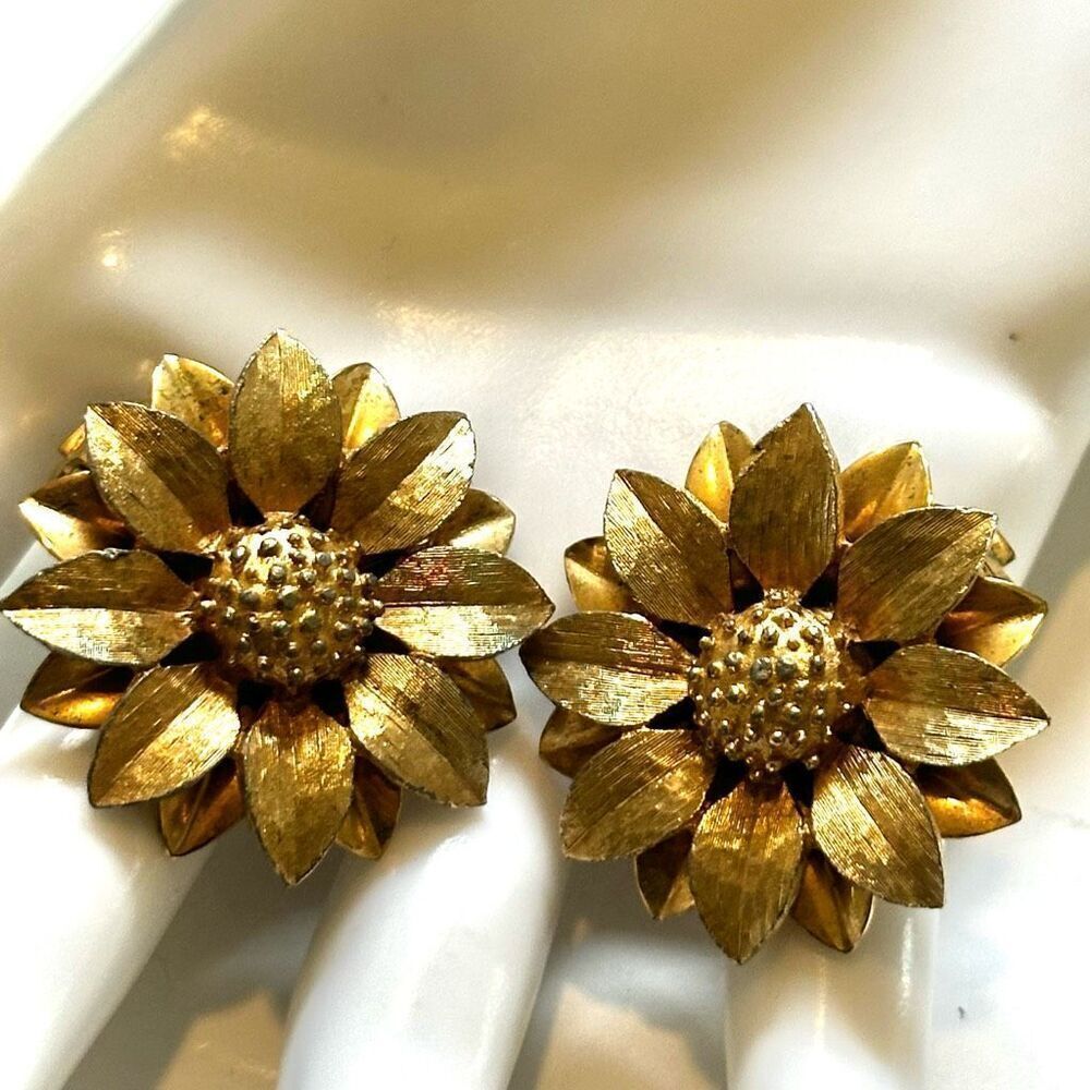 Sarah Coventry vintage gold tone sunflower clip on earrings